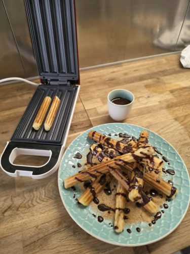 BEPER BT.600Y Churros Sütő 750 W, Tapadásmentes Felület, Hőálló Fogantyú, Piros, 4 churros egyszerre